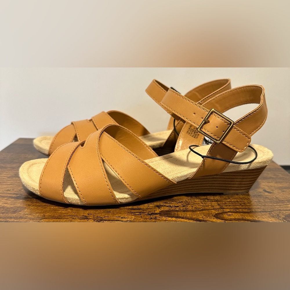St Johns Bay Women’s Tan Nevin Wedge Sandals NWT Size 10